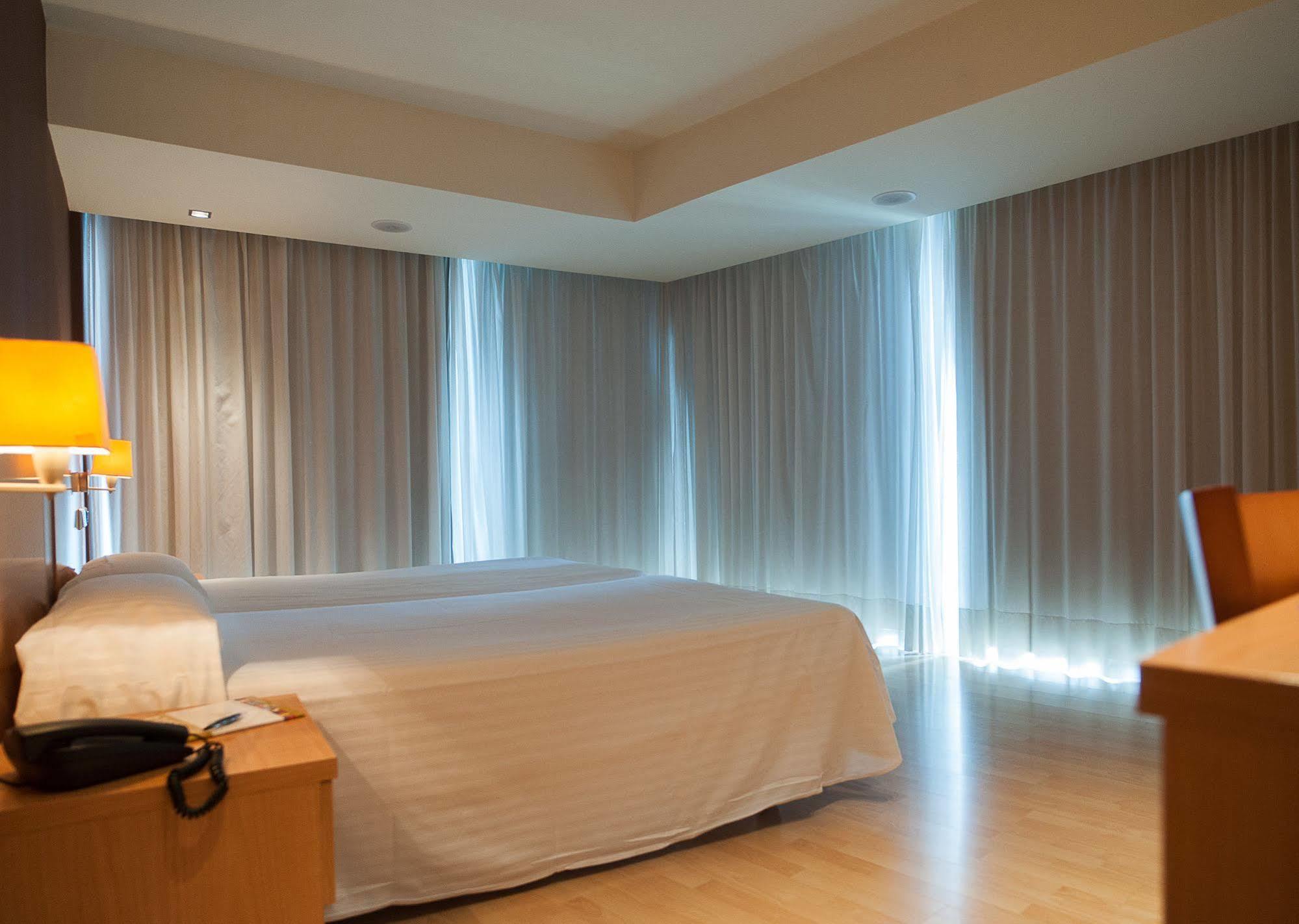 Exe Puerta San Pedro Hotel Lugo Ngoại thất bức ảnh